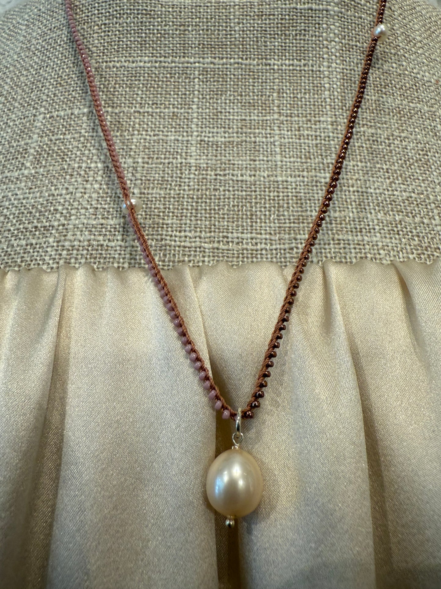 BI-COLOR PEARL DROP NECKLACE