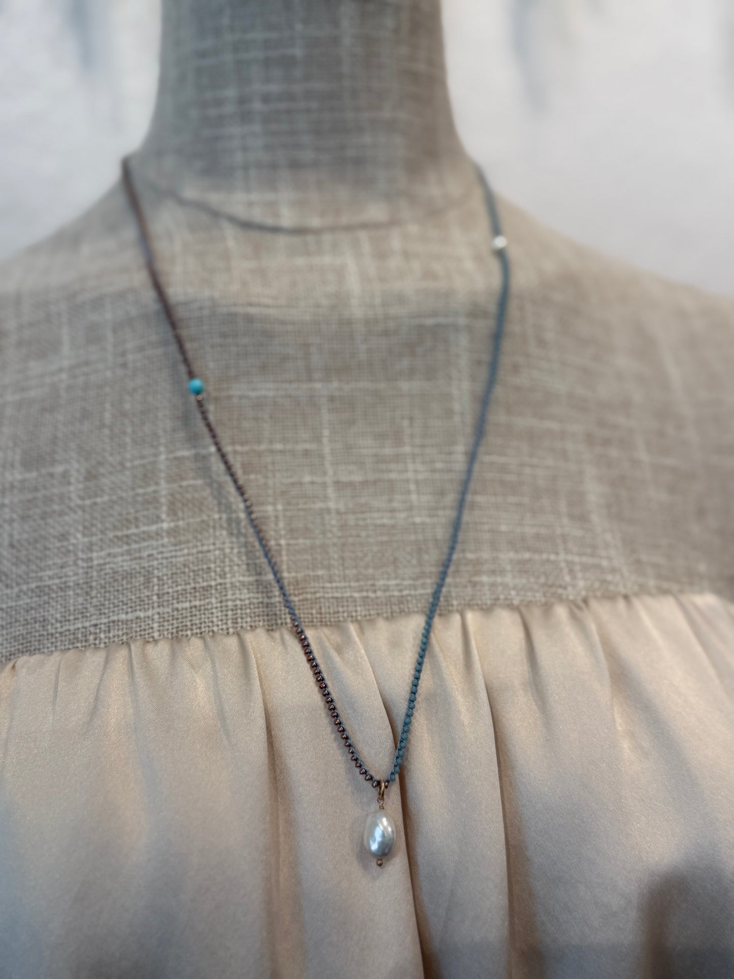 BI-COLOR PEARL DROP NECKLACE